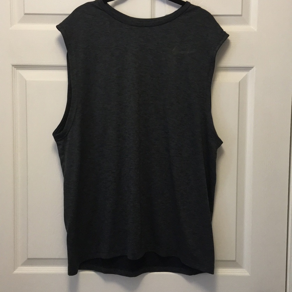 Men’s Nike dry-fit gray sleeveless shirt size XL